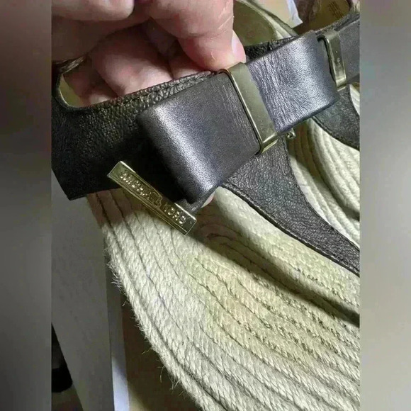 Michael kors sandals Size 7.5 - Picture 3 of 8